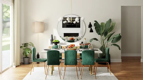 Gemütliches, helles Esszimmer mit großem Holztisch und Leinenstuhlbezügen